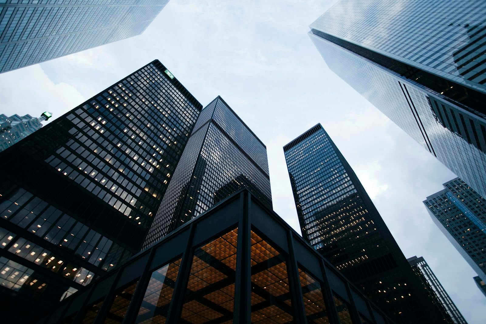 Fachada de edifício empresarial moderno, vista de baixo para cima
